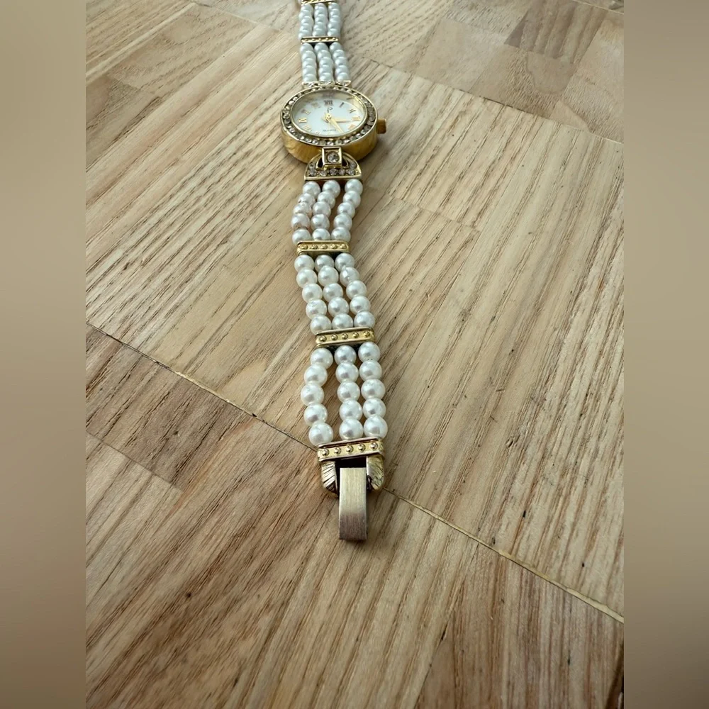 Vintage Ladies gold tone faux pearl watch NEW BATTERY